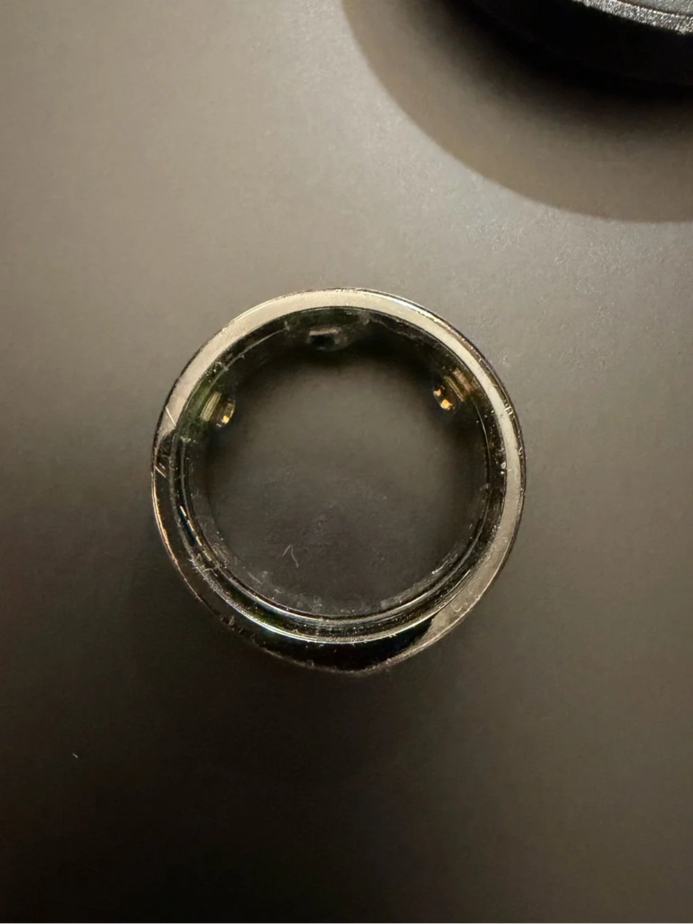 Oura Black Round Magnetic Ring Charger with White LED
